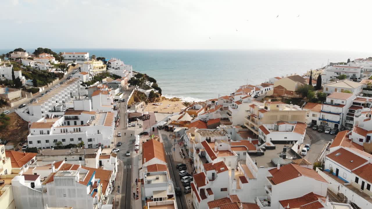 Sorvolo della pittoresca località balneare di Carvoeiro.