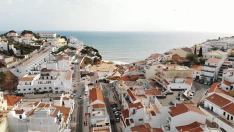 Volar-Sobre-La-Pintoresca-Ciudad-Turística-De-Carvoeiro