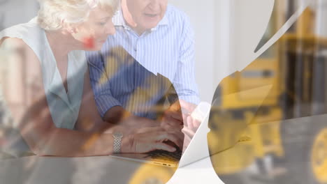 animación de formas sobre una pareja caucásica mayor usando una computadora portátil.