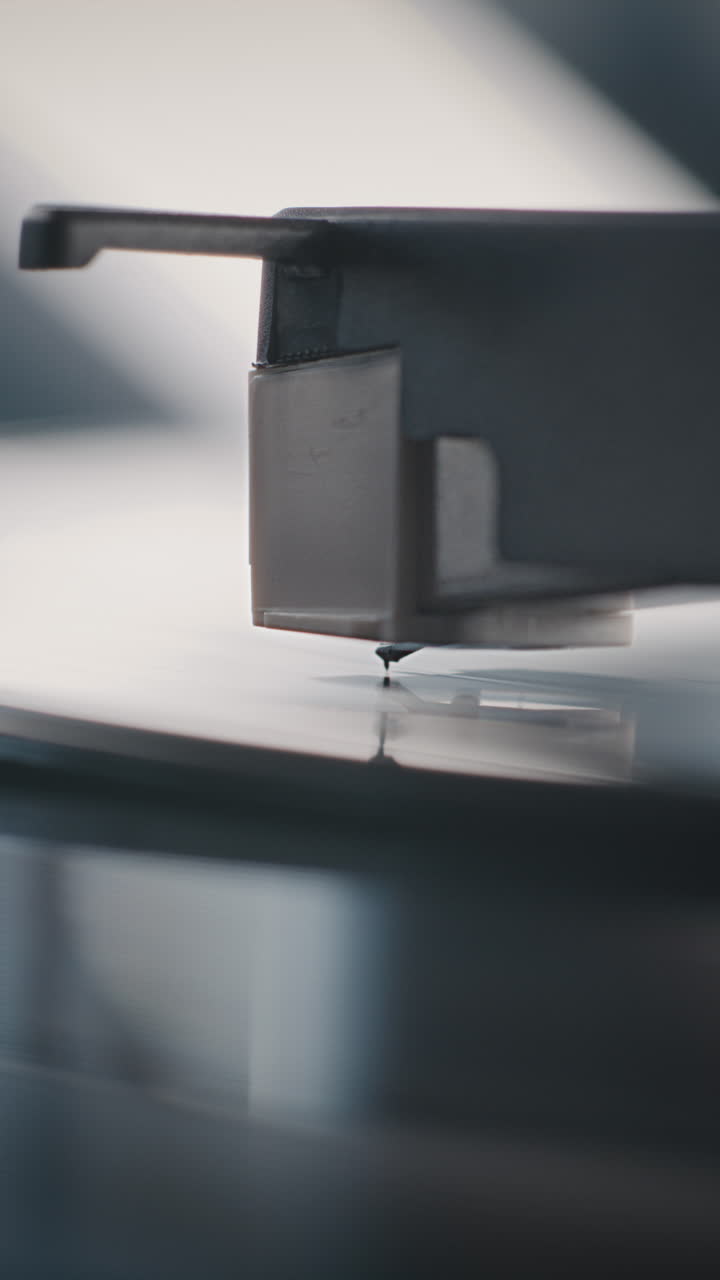 Close-up of a record player stylus on a vinyl record