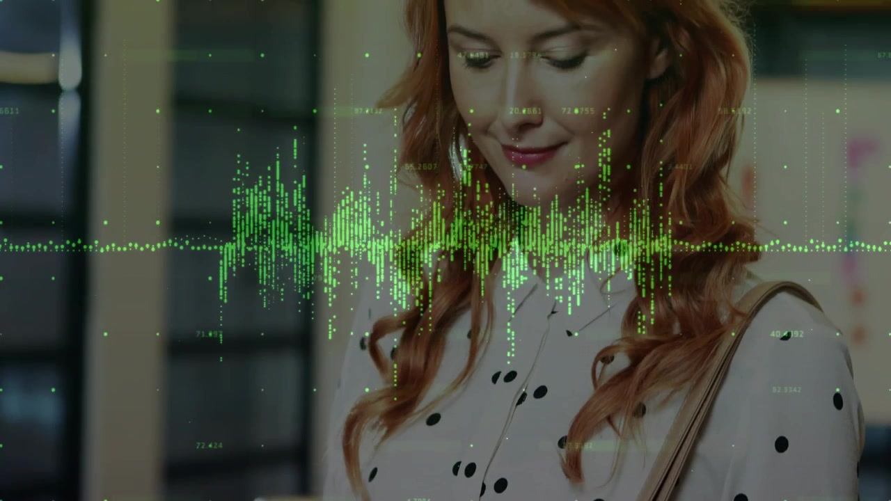 Un'onda verde che appare, la telecamera si alza, rivelando una donna che tiene un tablet, mostrando una visualizzazione dati per una demo.