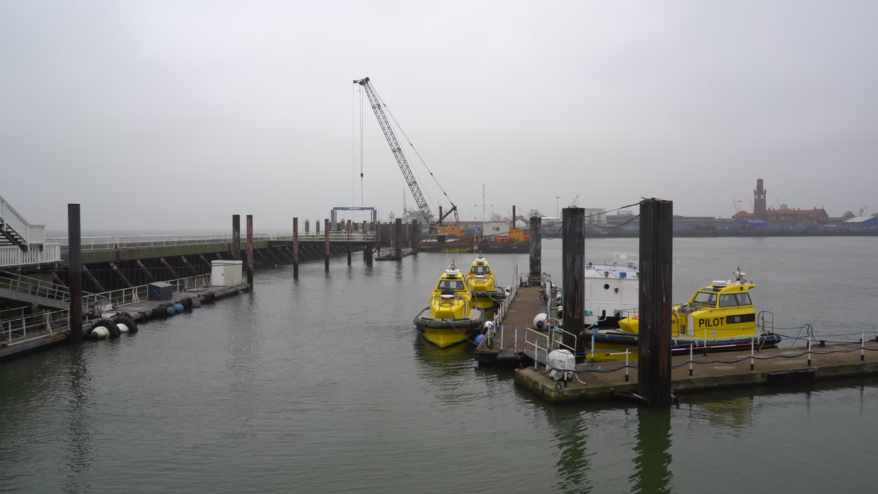 botes de piloto amarillos en el puerto de cuxhaven