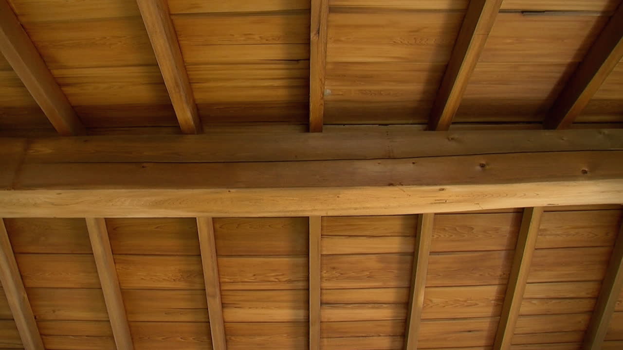 vigas y vigas de madera hinoki en el techo de una casa japonesa