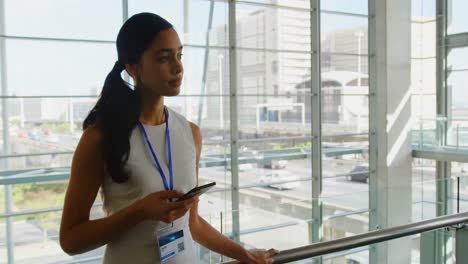 Hermosa-Joven-Empresaria-Afroamericana-Trabajando-En-Un-Teléfono-Móvil-En-La-Oficina-4k