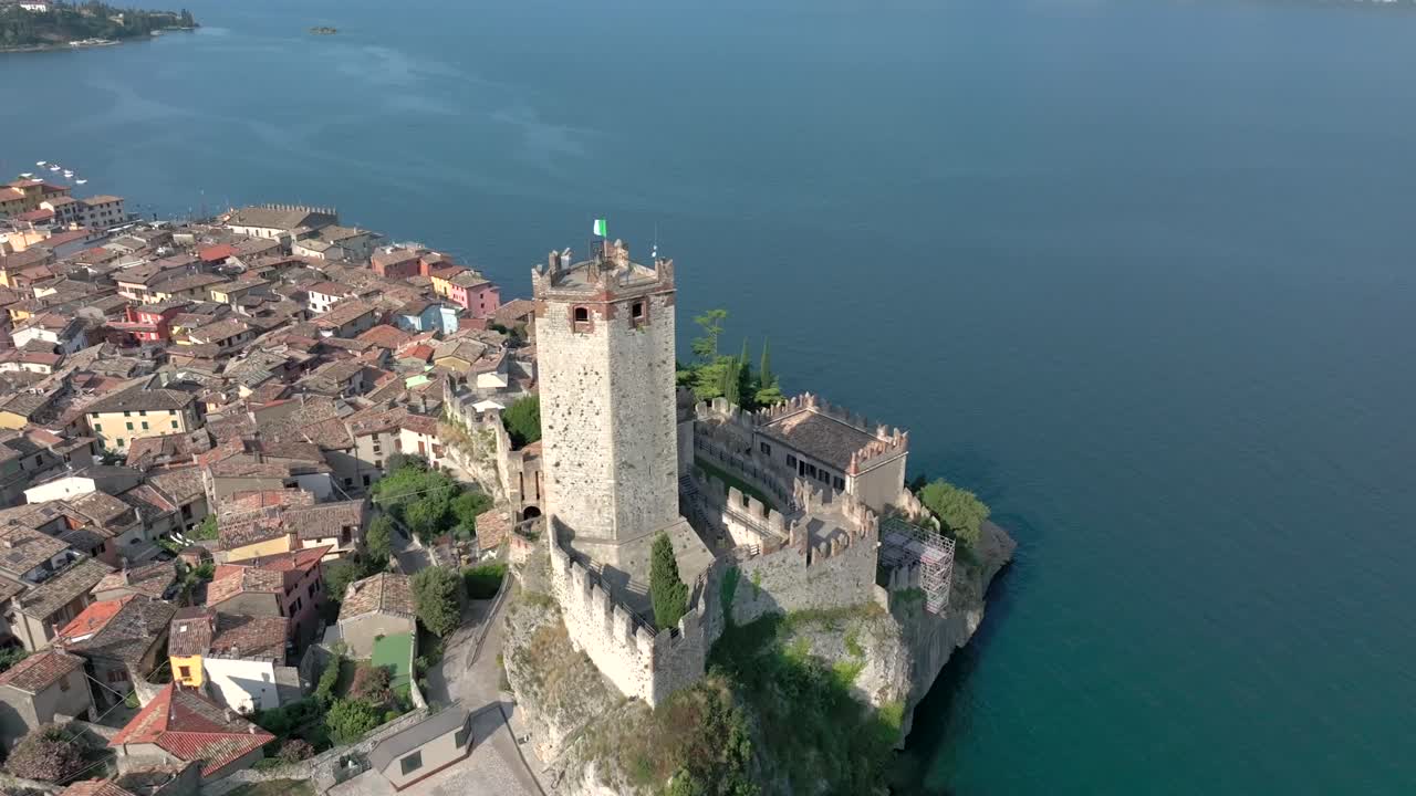 Europa Italia Lago di Garda Castello di Malcesine Veduta Aerea 4K Drone Cinematico Viaggio Estate 60fps