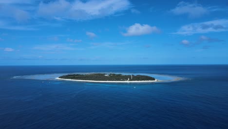 moving high view of lady elliot island looking across the water of the pacific ocean