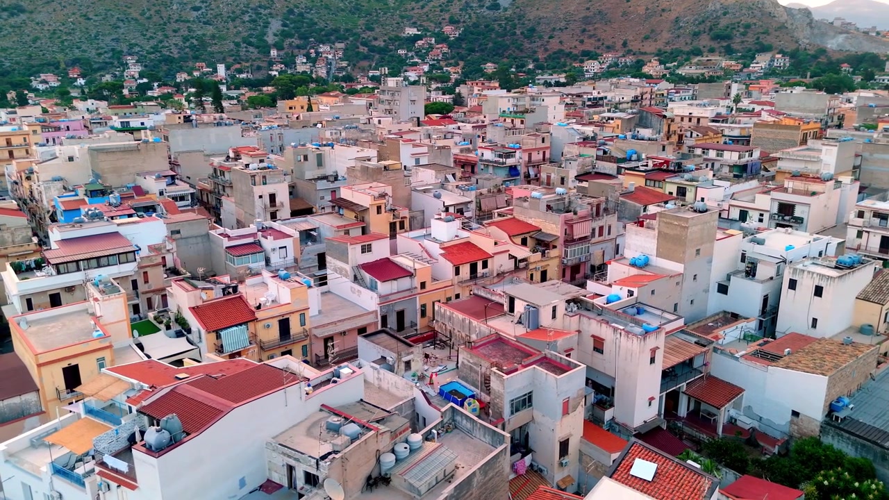 Sferracavallo, Palermo, Sicilya, İtalya'nın yoğun çatılarını, yerleşim bölgesini ve tarihi kıyı sokaklarını gösteren havadan gün doğumu genel görünümü