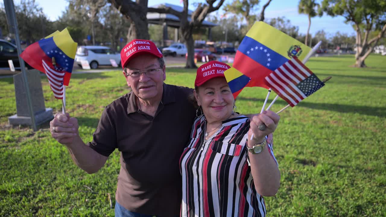 улыбающиеся сторонники дональда трампа размахивают флагами венесуэлы и америки в южной флориде