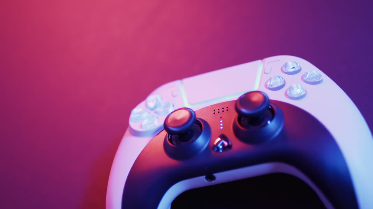 네온 배경에 복사 공간을 가진 비디오 게임 패드 컨트롤러의 클로즈업 비디오