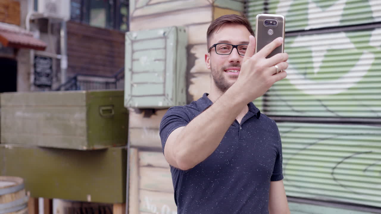 남자가 도시 환경에서 셀피를 찍습니다.