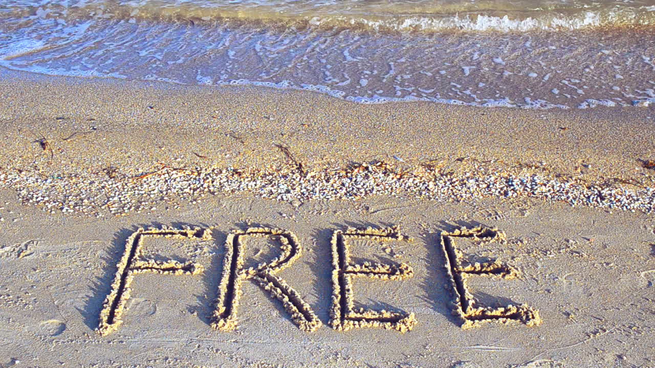 Vrije inscriptie op zand, het strand. Inscriptie op zand.