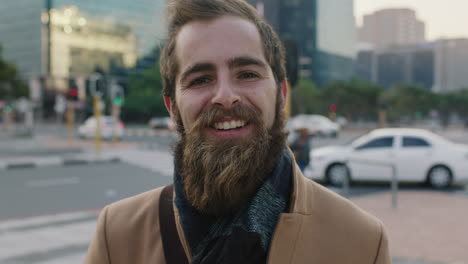 retrato en primer plano de un feliz joven barbudo hipster sonriendo alegremente disfrutando de la ciudad estilo de vida urbano desplazándose