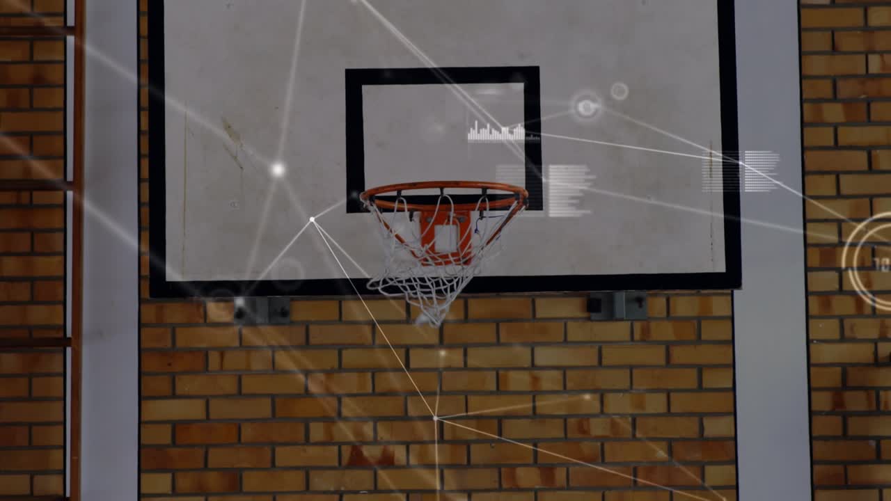 Animazione di punti collegati con icone di grafici su un pallone da basket che cade nella rete in un campo da basket