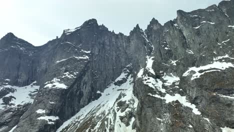 la montaña de la pared de trolls en el valle de romsdal, noruega - podrían ser picos de montañas afilados y puntiagudos vistos desde un ángulo aéreo bajo mirando hacia arriba