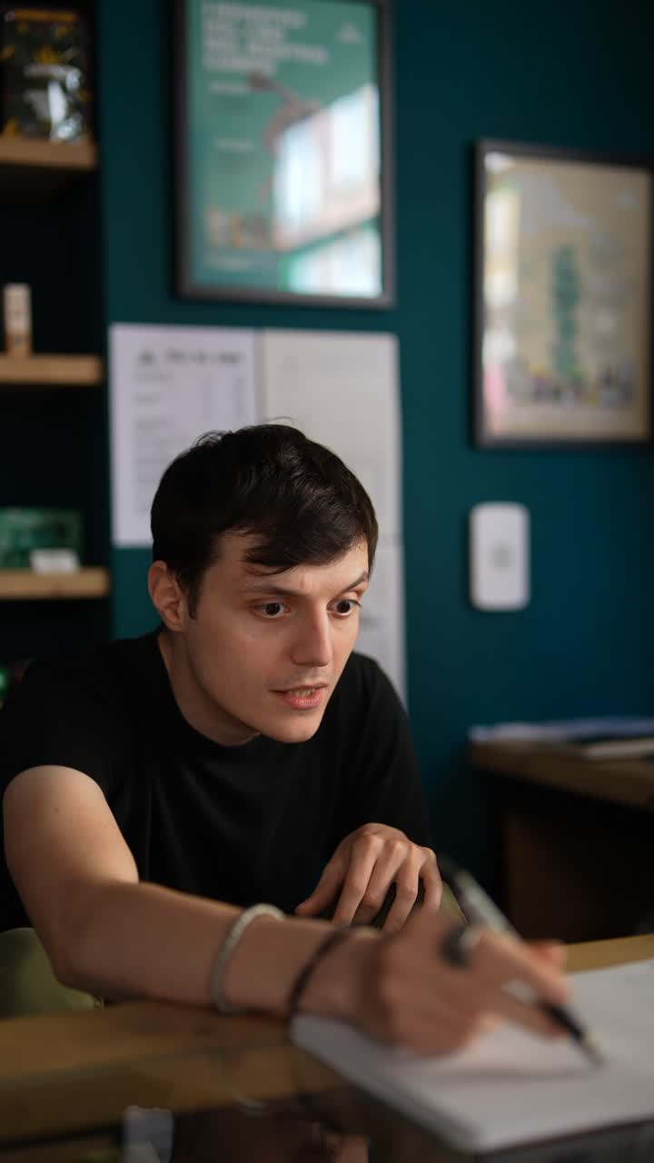 hombre trabajando en un escritorio