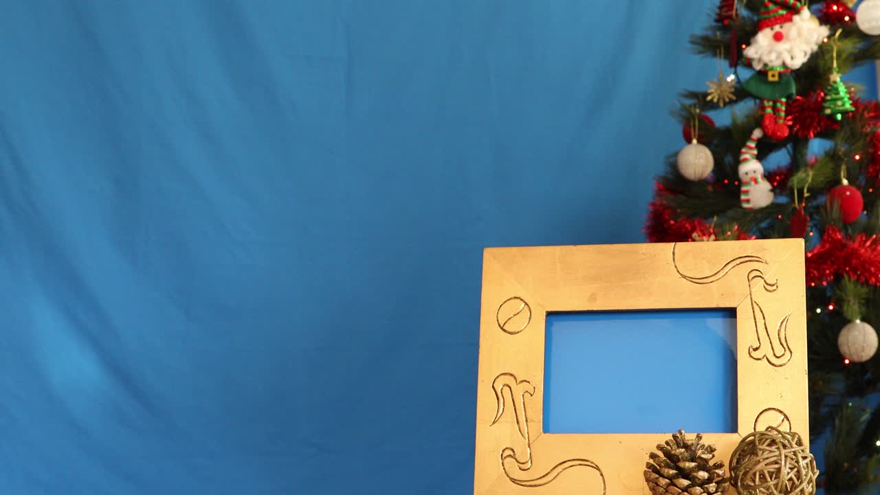 árbol de navidad en el fondo de la pantalla azul 2