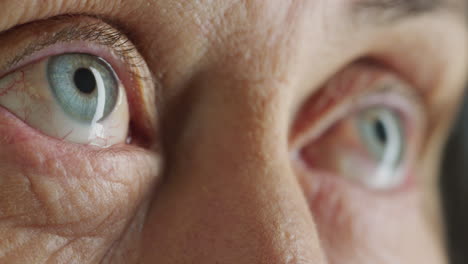 cerrando los ojos abriendo la mujer vieja parpadeando macro belleza