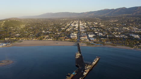 muelle del puerto del océano mirando hacia la ciudad de la playa de la ciudad y las montañas en el fondo 4k prores