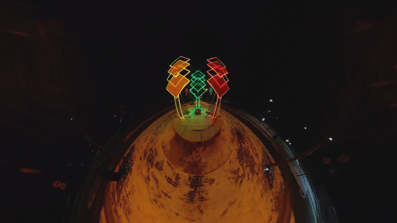 amarillo, verde, rojo - decoraciones de los espacios de la ciudad en una noche de invierno