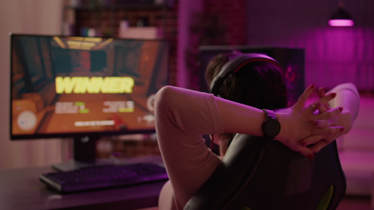 Ragazza gamer che gioca a un videogioco d'azione online ed esulta dopo aver vinto una competizione online su un PC da gaming