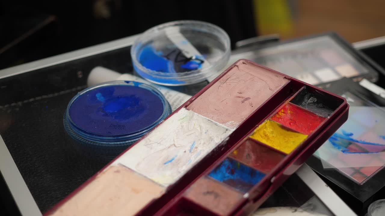 paleta de maquillaje y pinturas faciales