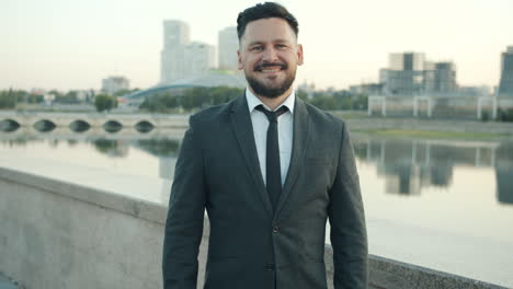 retrato de un hombre de negocios en la ciudad