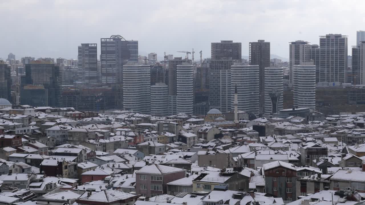 현대적인 건물과 건설 현장과 함께 눈 인 도시 풍경