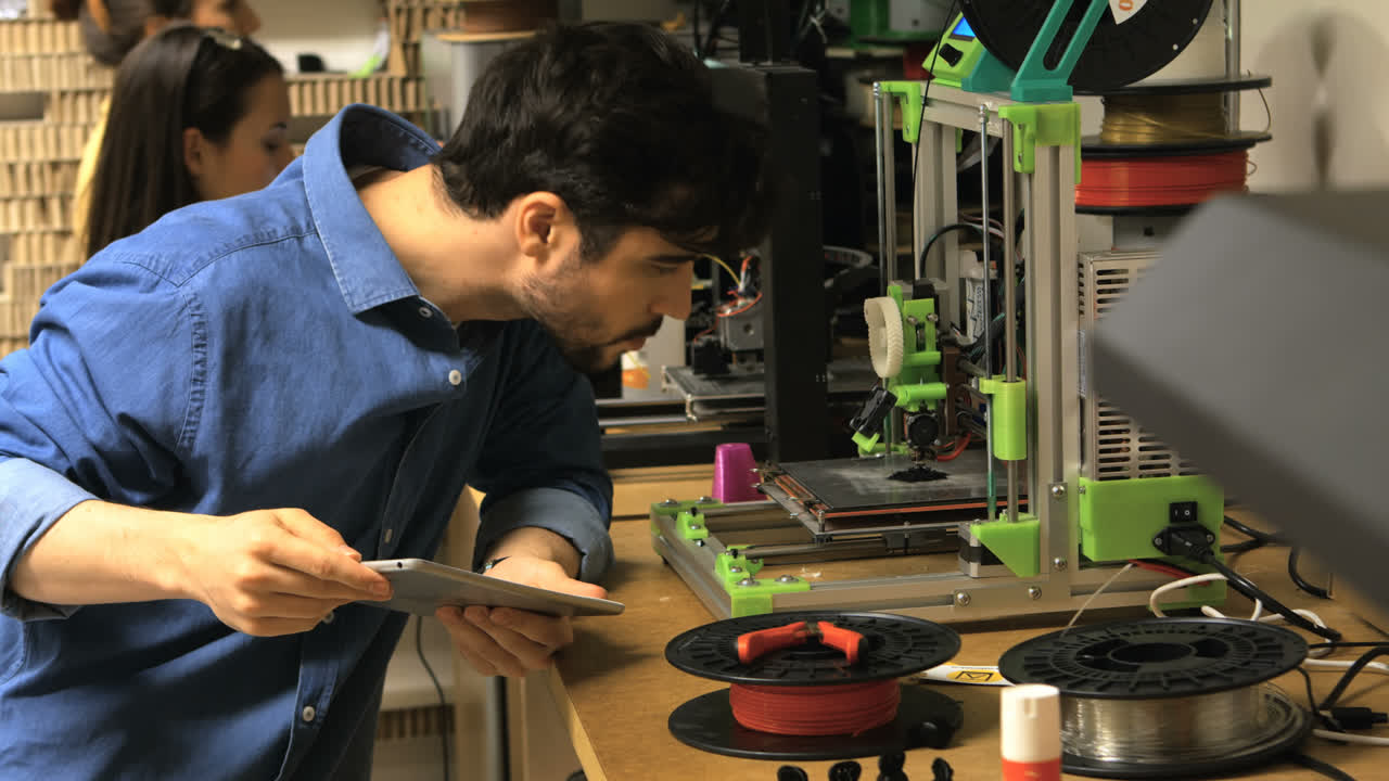 diseñador gráfico masculino que usa una tableta digital