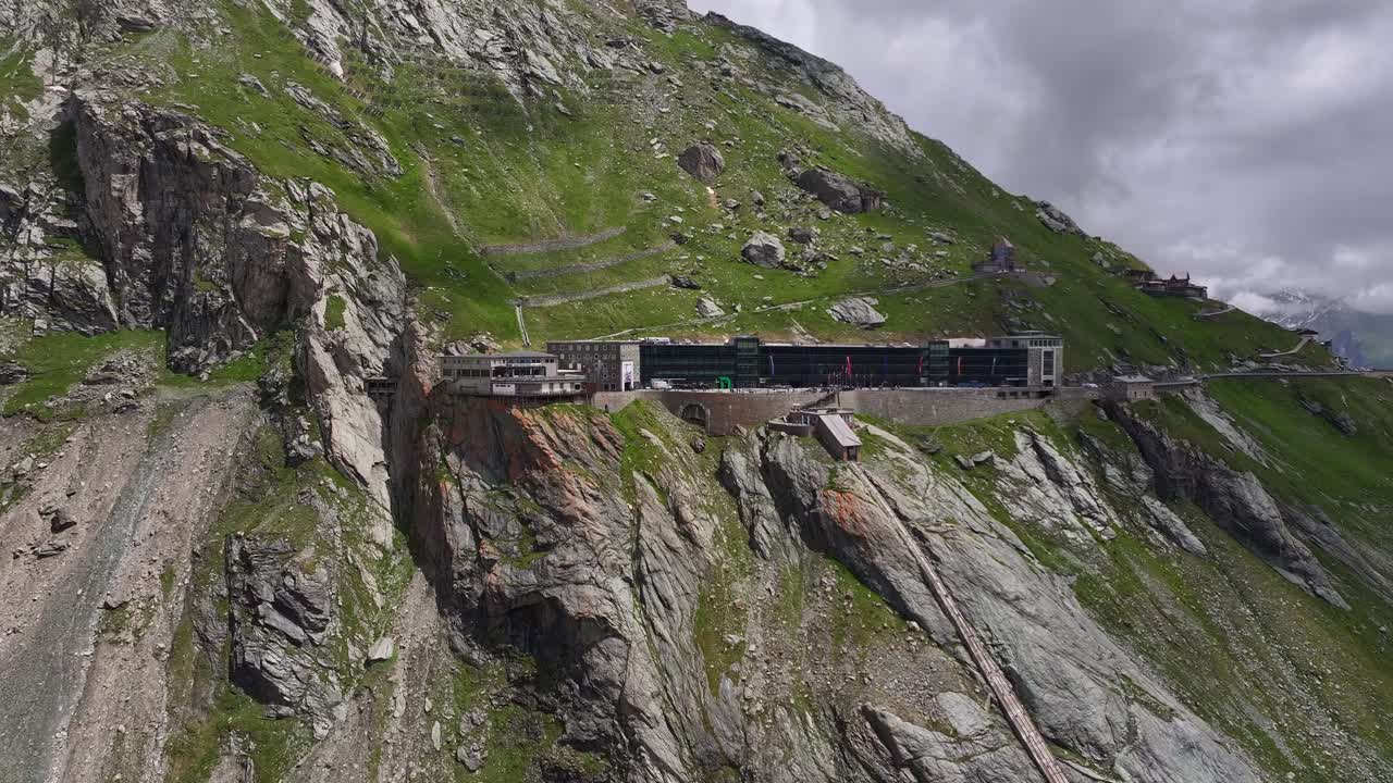 Mountain pass with steep cliffs and a scenic view of the Großglockner High Alpine Road