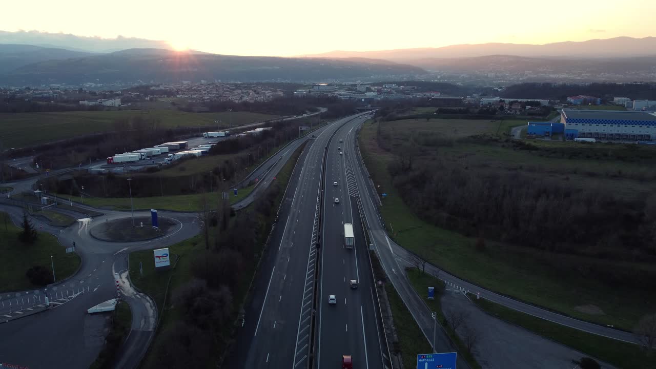 해가 지는 고속도로