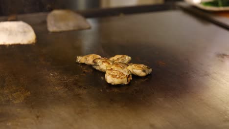 ostras que se vuelven y se cocinan en la parrilla
