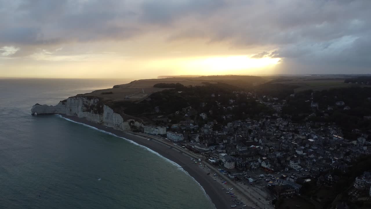 los famosos acantilados de etretat en normandía en francia al amanecer