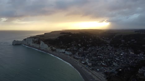 los famosos acantilados de etretat en normandía en francia al amanecer