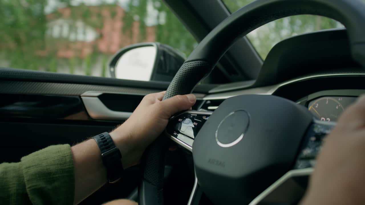 현대 자동차를 운전하는 사람