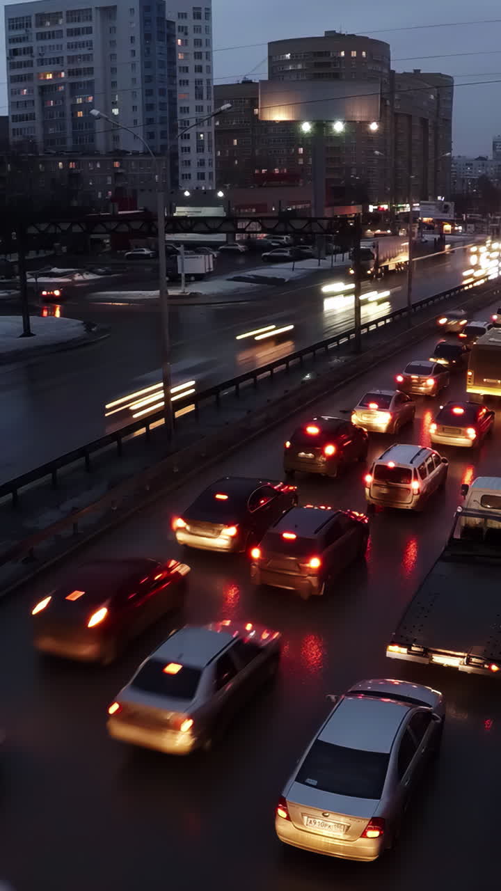 tráfico nocturno de la ciudad bajo la lluvia