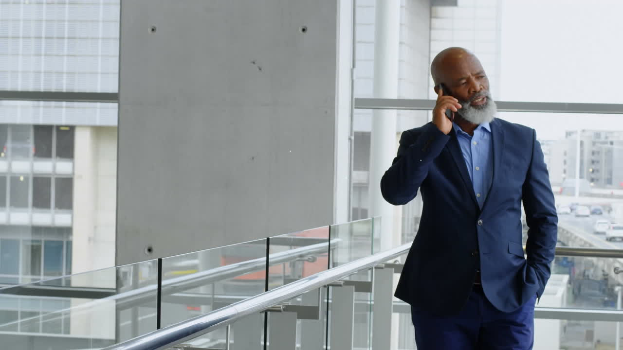 red de iconos digitales contra afroamericano hombre de negocios de alto nivel hablando en el teléfono inteligente en la oficina