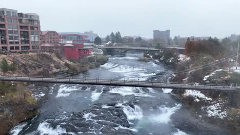 Antena-Empujando-Hacia-El-Puente-Peatonal-Sobre-Las-Cataratas-De-Spokane