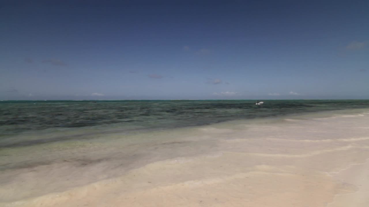 el agua de la marea alta regresa a la bahía