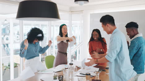 Equipo,-Negocios-Y-Celebración-Por-El-Logro