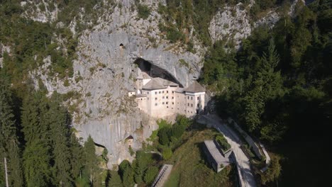 disparo de un dron sobre predjama cerca del castillo de predjama, conectado a la cueva de postojna