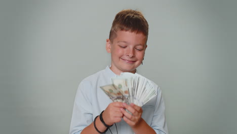 Niño-Pequeño-Con-Dinero-En-Efectivo-Dólar-Celebra-El-Baile,-éxito-En-La-Carrera-Empresarial,-Ganador-Del-Juego-De-Lotería