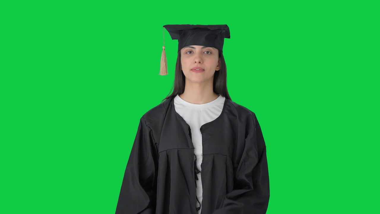 Ragazza laureata indiana che parla con qualcuno su schermo verde