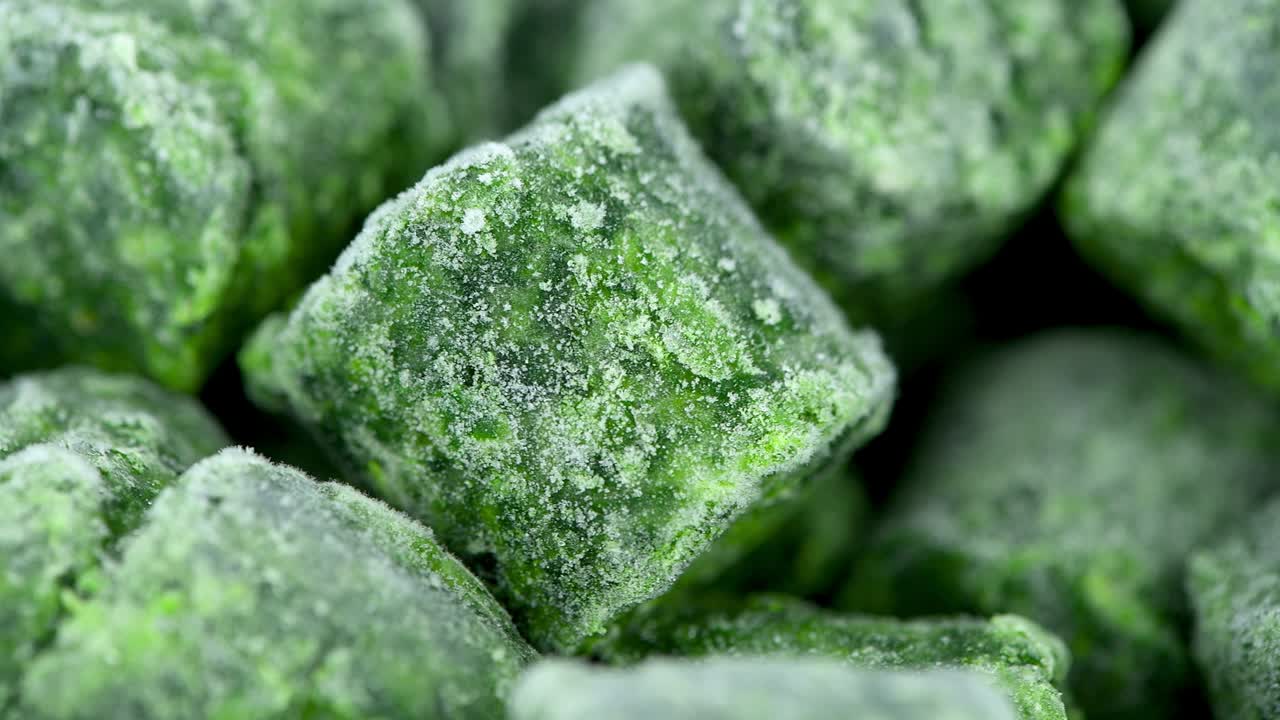 얼어붙은 스파나치 큐브를 회전하는 접시 (무로 을 수 있는) 에 넣습니다.