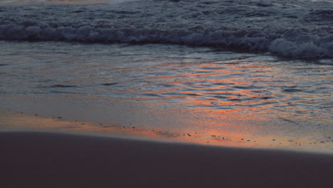 Wellen-An-Der-Sandigen-Küste-Während-Des-Sonnenuntergangs-In-Wailea,-Maui-County,-Hawaii,-Vereinigte-Staaten