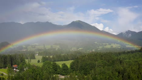 Antena-De-Hermoso-Arco-Iris-Con-Rayas-De-Colores-Sobre-La-Naturaleza-Idílica