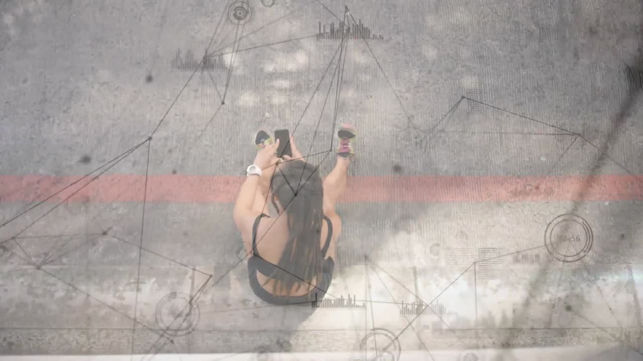 스마트 폰을 사용하는 적합한 여성에 대한 연결 네트워크의 애니메이션