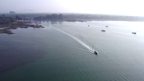 Longtail-Boot-Segelt-Schnell-Von-Der-Dunstigen-Küste-Thailands-Ins-Offene-Meer