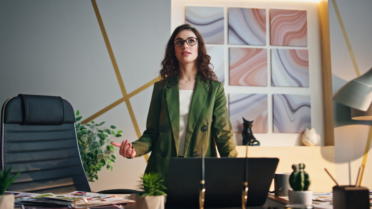 매니저가 온라인 프레젠테이션을 하고 노트북 카메라 사무실을 찾고 있습니다.