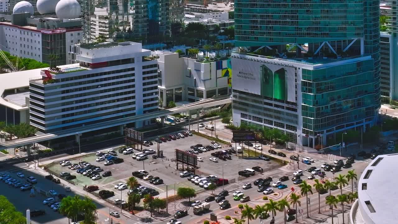 Vista aérea de Miami con edificios altos y un estacionamiento concurrido.
