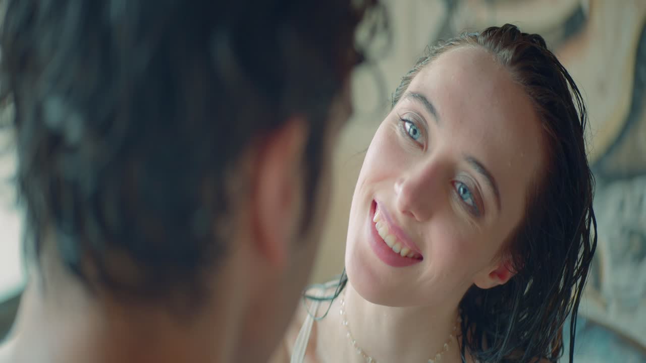 una pareja compartiendo un momento.